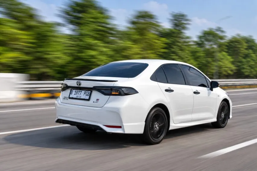 Perbandingan Sedan Hybrid Toyota: Corolla Altis vs Vios untuk Pencari Efisiensi