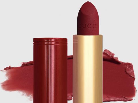 7 Warna Lipstik Terbaik untuk Usia 40+ yang Membuat Wajah Terlihat Segar dan Awet Muda