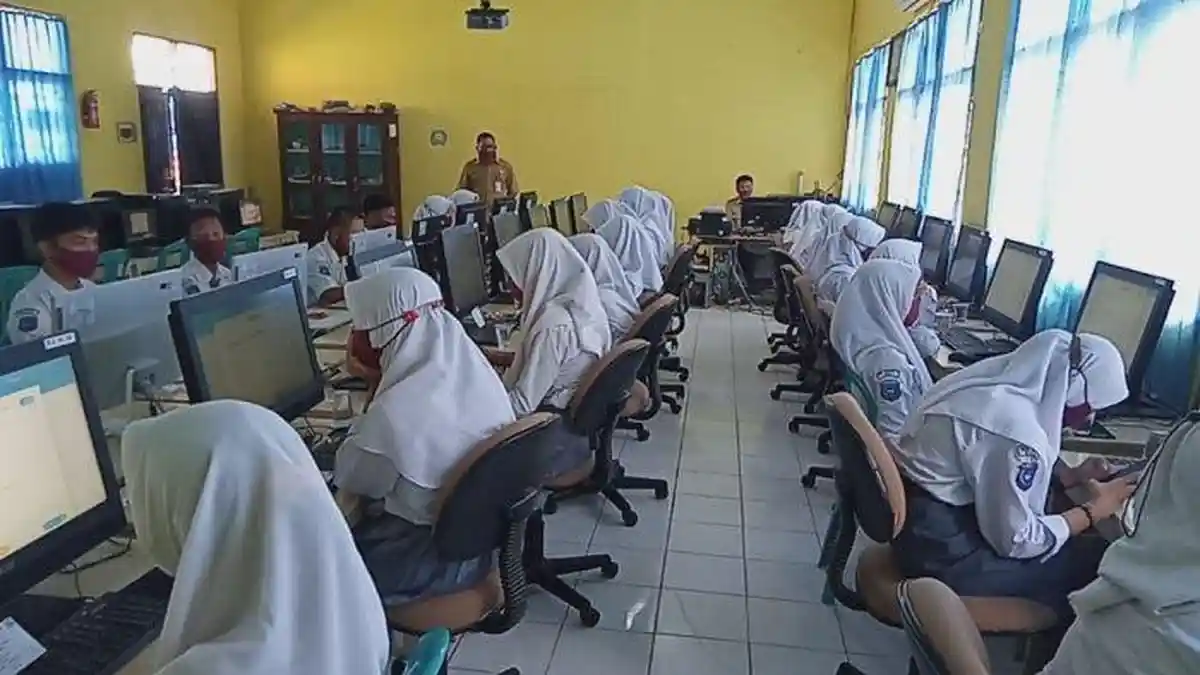 Hasil PISA Ungkap Kesenjangan Besar antara Sekolah dan Belajar Nyata