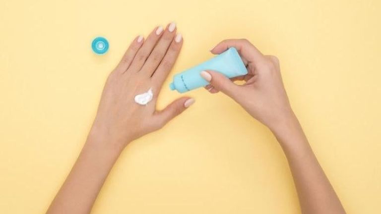 Sunscreen di Dalam Ruangan: Fondasi Skin Longevity Sehari-hari