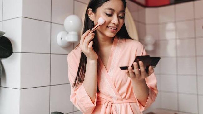 5 Makeup Look Tahan Lama di Musim Hujan