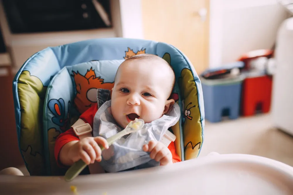 Bayi Belum Bisa Duduk Saat MPASI? Ini Posisi Aman