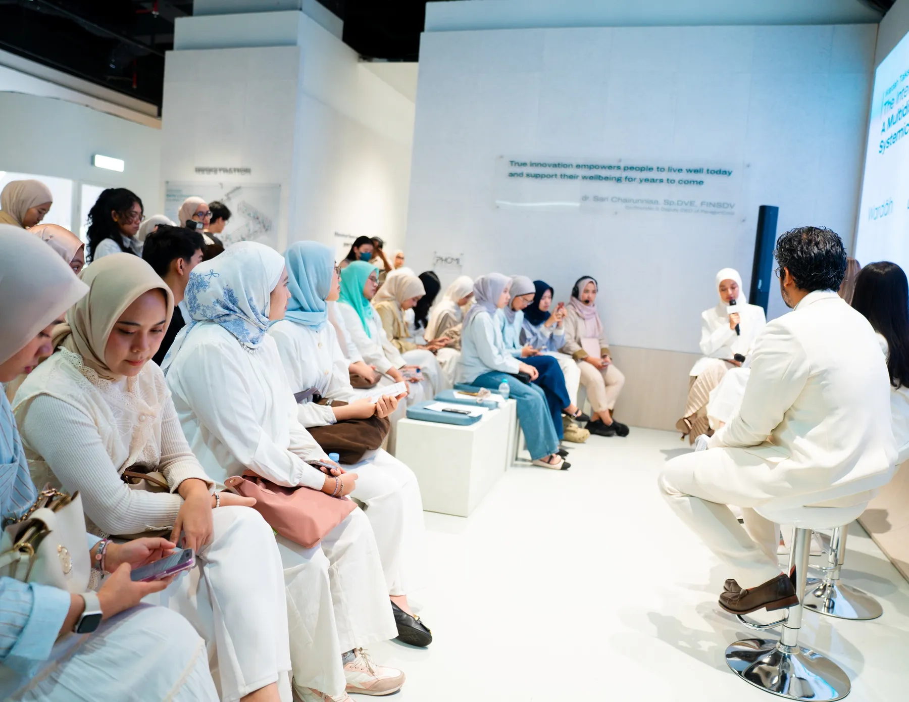 Sunscreen di Dalam Ruangan: Fondasi Skin Longevity Sehari-hari