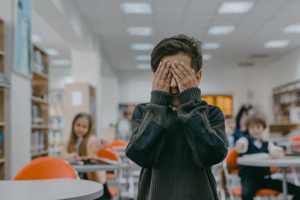 Anak Takut Menjawab di Kelas? Bangun Kepercayaan Diri Tanpa Menambah Tekanan