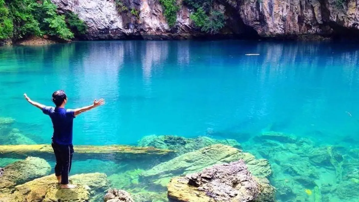 Jelajahi 10 Sungai Terindah dengan Air Jernih dan Tebing Hijau