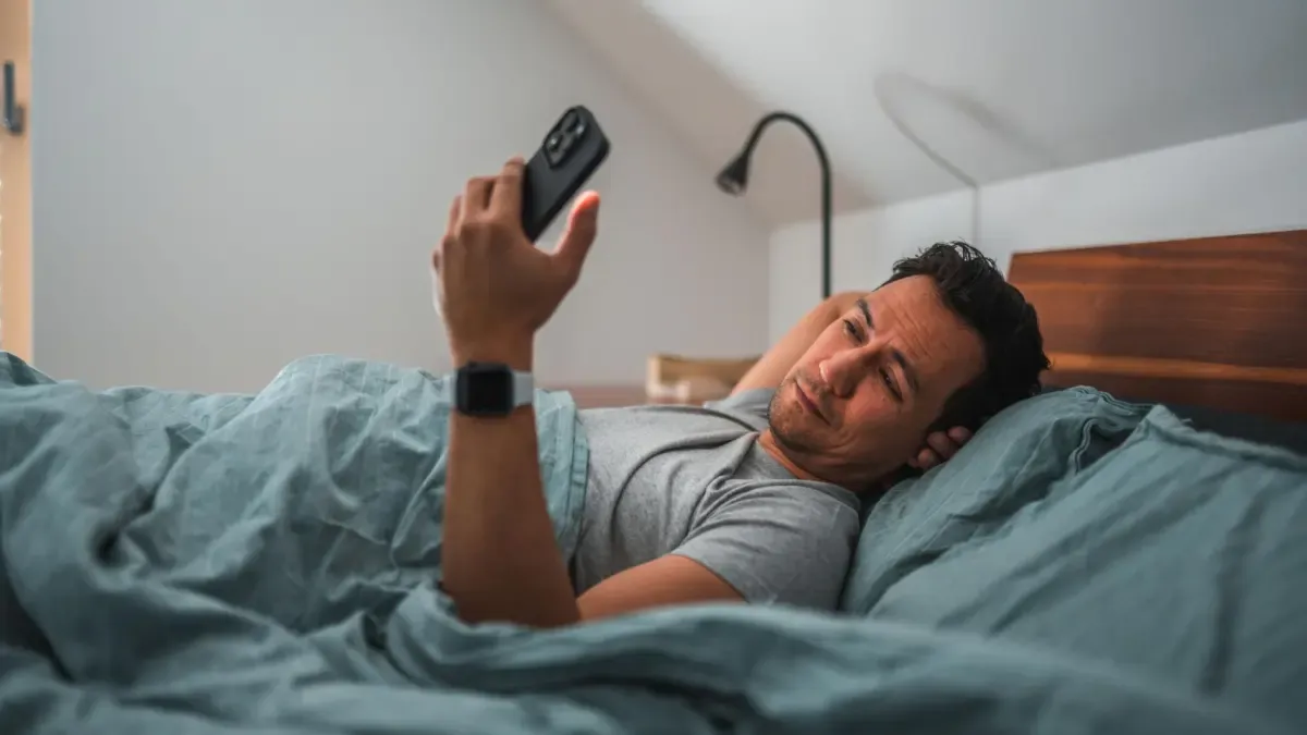 Dari Scroll Pagi hingga Charge Malam: Siklus HP yang Merusak Arsitektur Tidur