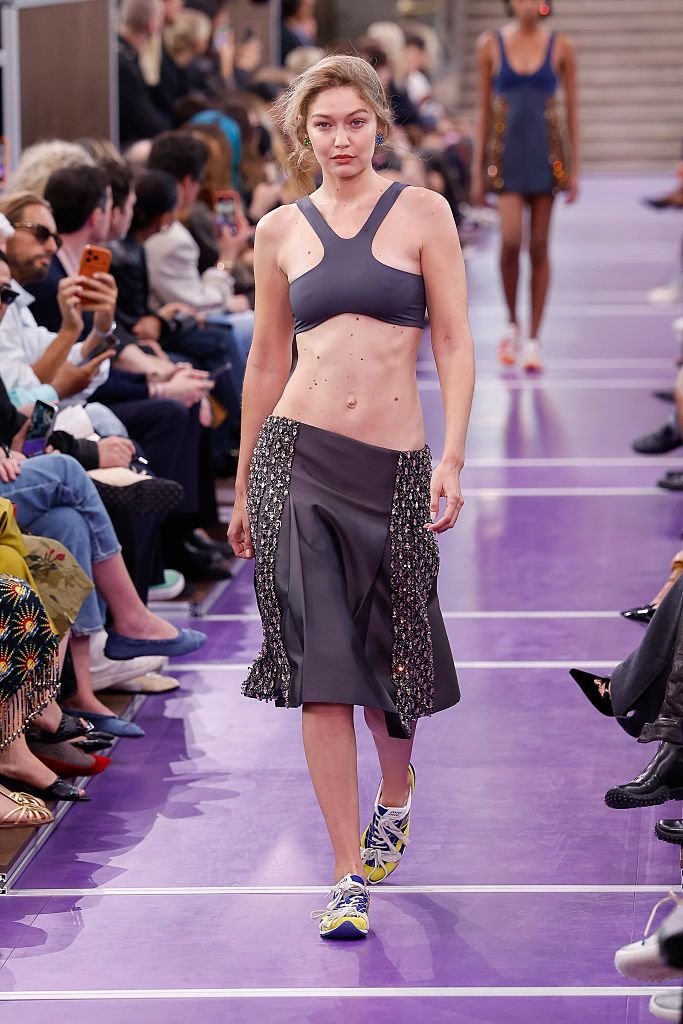 Gigi Hadid Menutup Runway Miu Miu dengan Sporty Glamour Berani