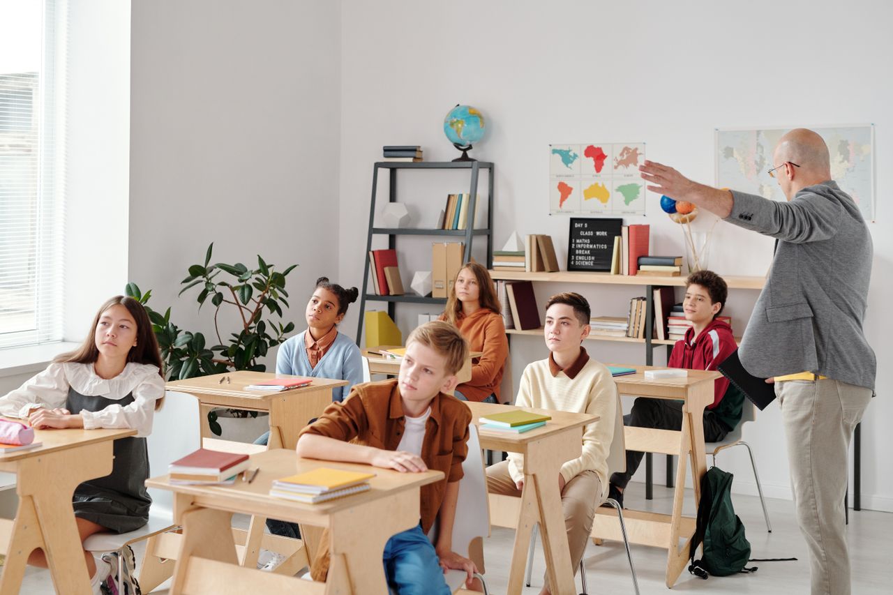 Anak Takut Menjawab di Kelas? Bangun Kepercayaan Diri Tanpa Menambah Tekanan
