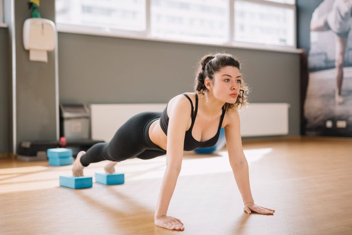 5 Gerakan Kardio Rumahan Tanpa Alat untuk Stamina Tinggi