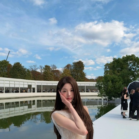 Jang Wonyoung Memukau di Dior Paris Fashion Week