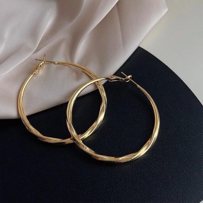 8 Item Fashion Wajib untuk Gaya Elegan Profesional di Usia 40+