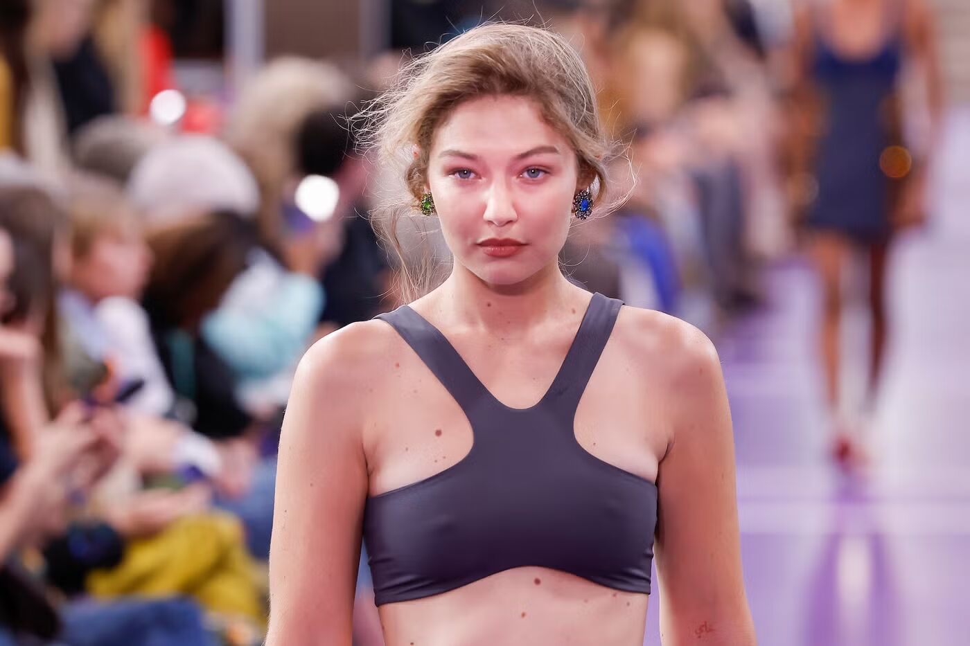 Gigi Hadid Menutup Runway Miu Miu dengan Sporty Glamour Berani