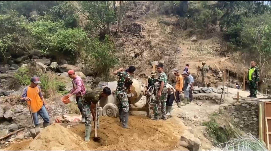TNI dan Warga Bangun Jembatan: Model Percepatan Infrastruktur Lokal