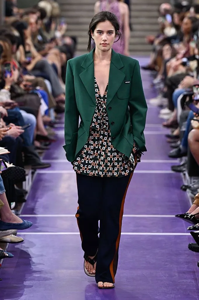 Putri Selebriti Menegaskan Identitas di Runway Paris Fashion Week