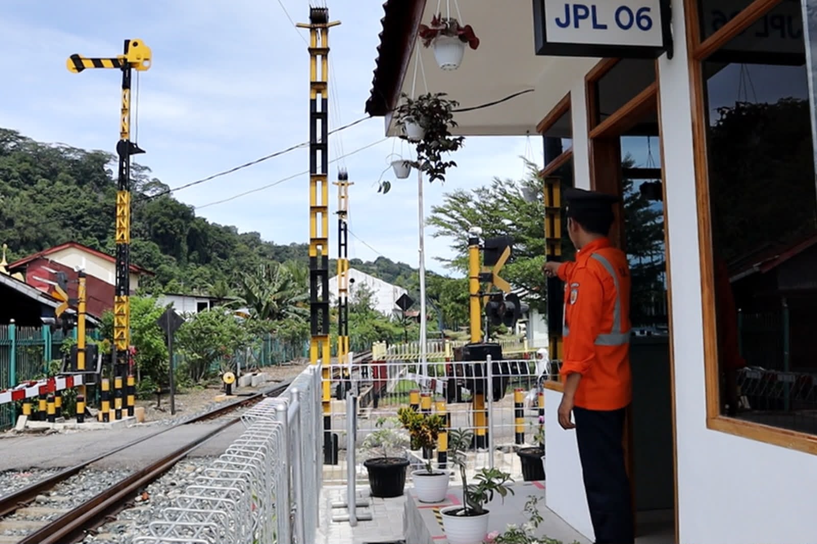 Keselamatan Kereta Api: Menutup Perlintasan Liar dan Merawat Jalur