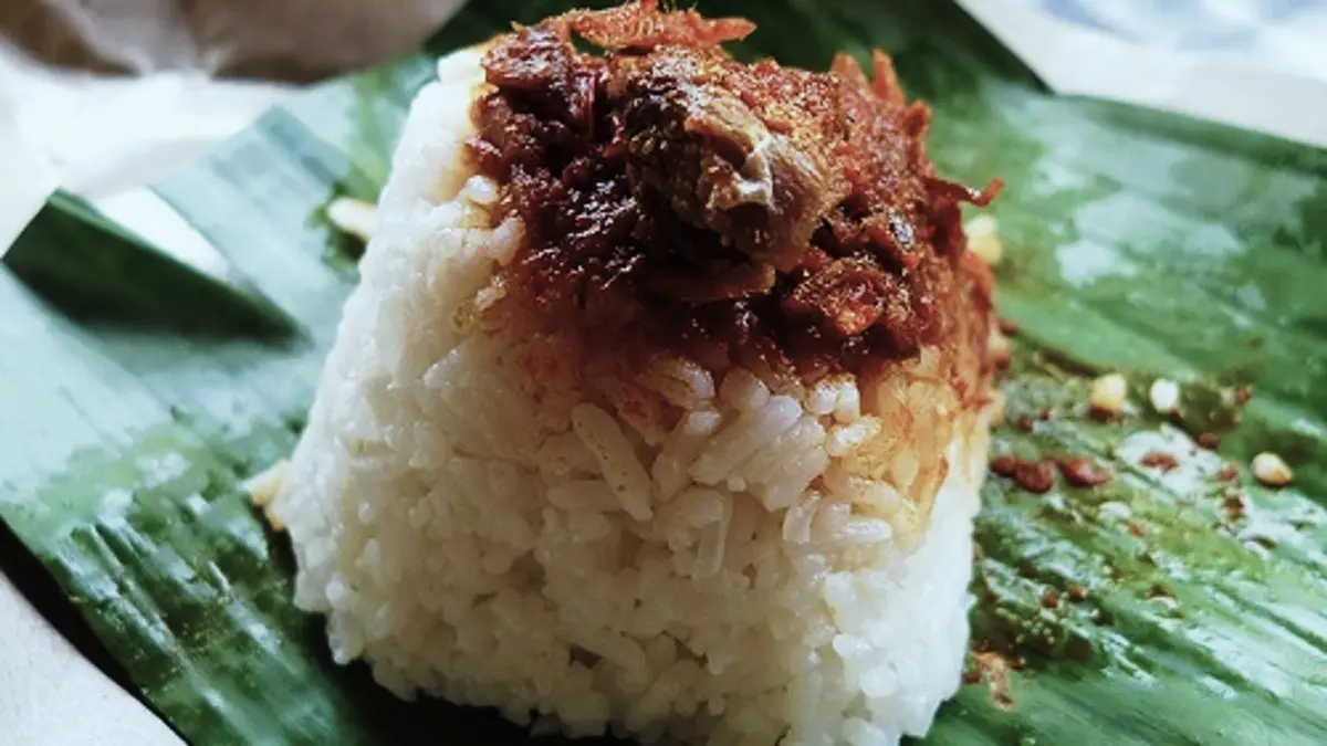 Nasi Kucing: Porsi Mini, Sejarah Panjang Angkringan Jawa