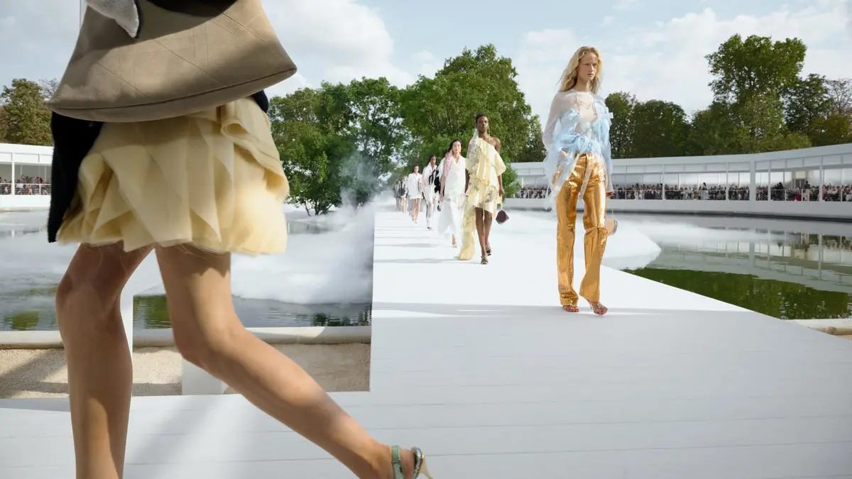 Tren Alas Kaki Musim Semi-Panas: Mutiara dan Heels Unik di Runway Paris