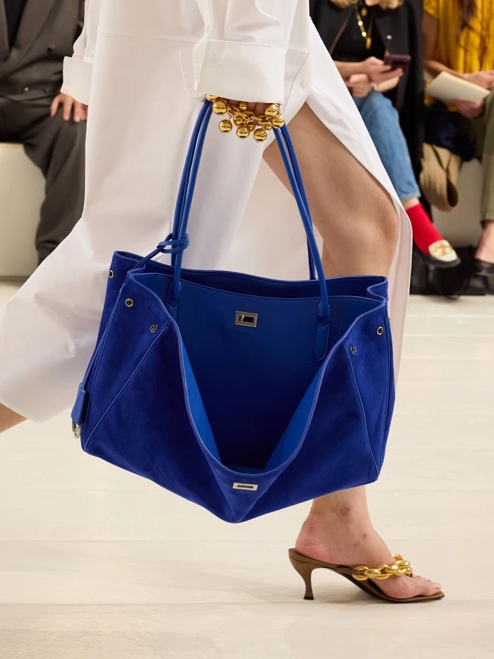 Retail Therapy, Lingerie Punk, dan Sportswear: Visi Baru Luxury di Runway