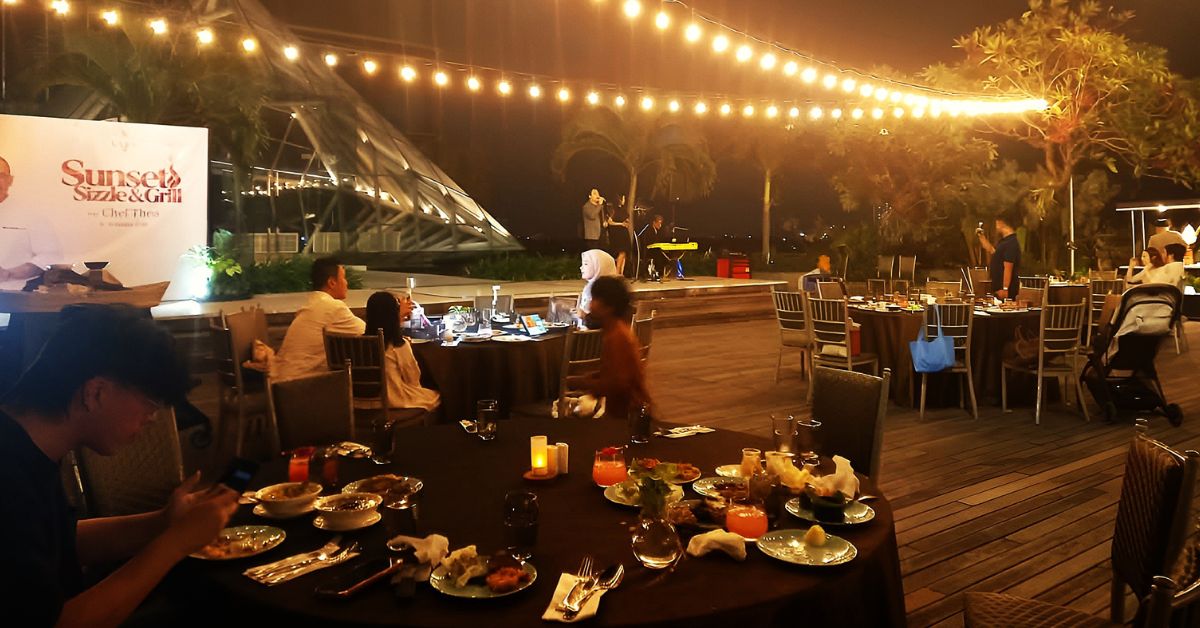 Restoran BBQ Nusantara Modern dan Senja di Atas Aviosa Deck