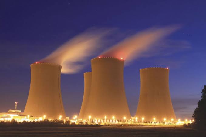 PLTN 7 GW dan PLTS 100 GW: Jalan Terjal Menuju Energi Bersih