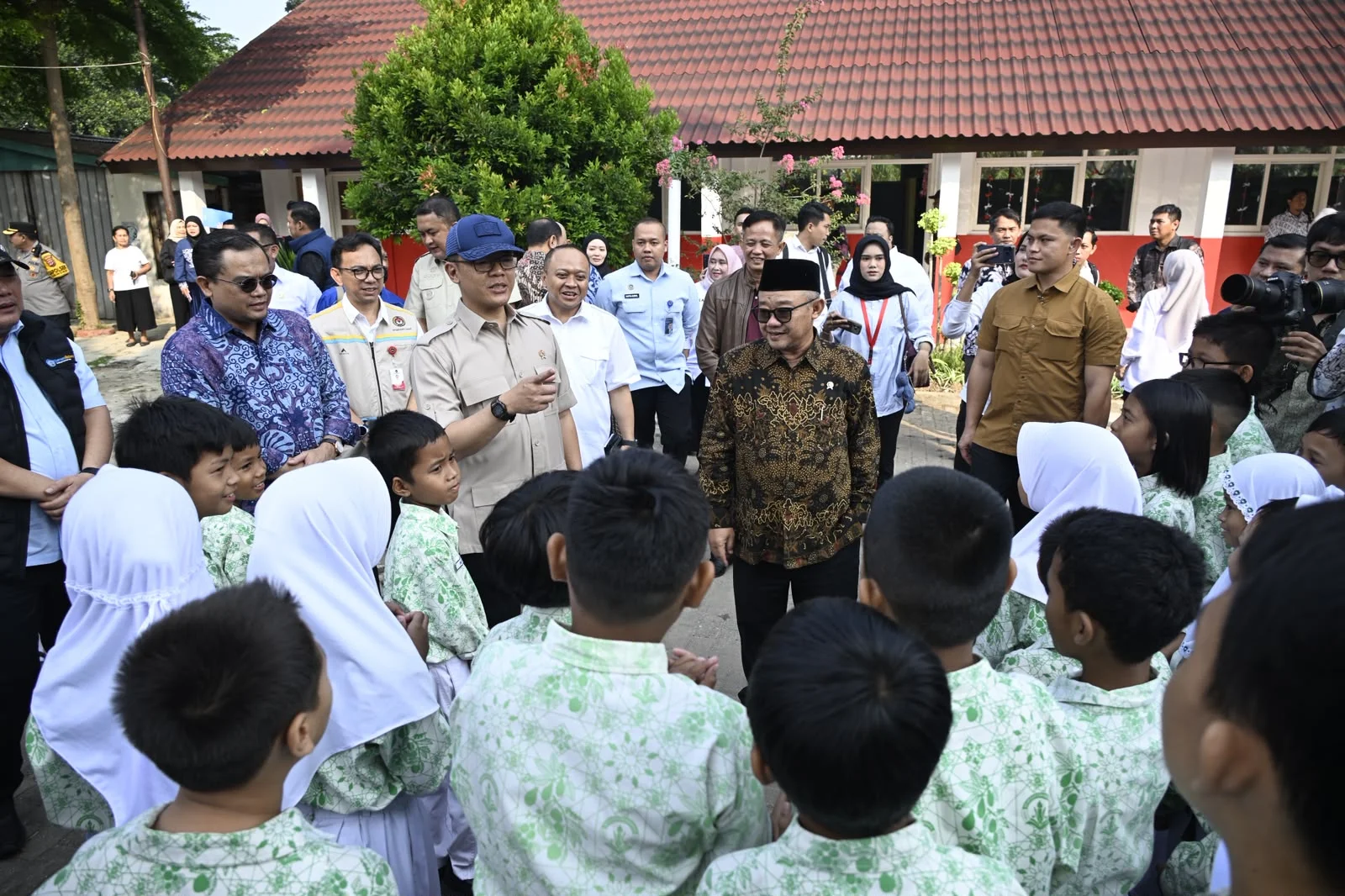 Dari Ruang Rusak ke Layar Interaktif: Wajah Baru Sekolah Dasar