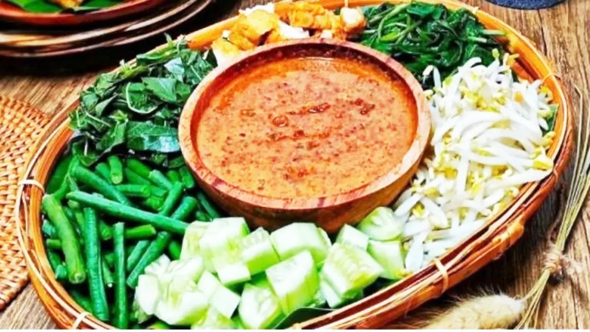 Sambal Kacang Kasar Pecel Madiun dan Rahasia Jeruk Purut