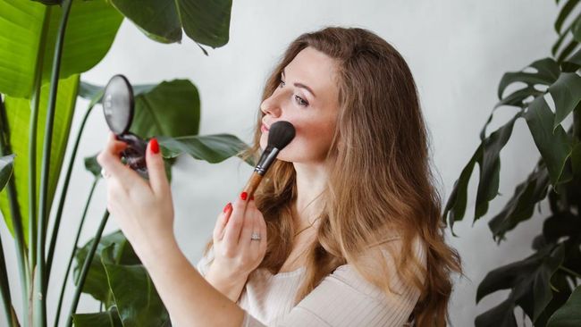 Cream Blush vs Powder untuk Iklim Tropis: Mana yang Paling Tahan Panas?