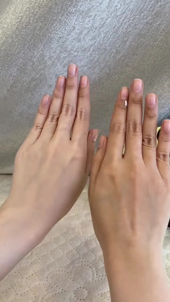 Dua tangan terbuka berdampingan di atas kain krem; tangan kiri kelihatan lebih terang setelah diolesi sunscreen tone up, tangan kanan masih lebih gelap