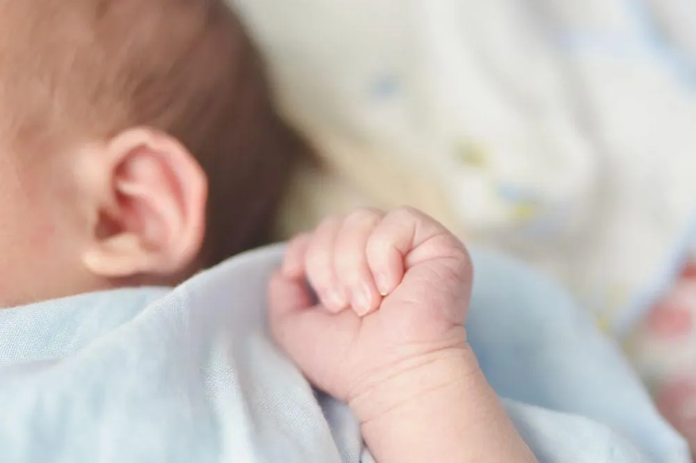 Mitos Telur Mentah untuk Demam Bayi yang Berujung Tragis