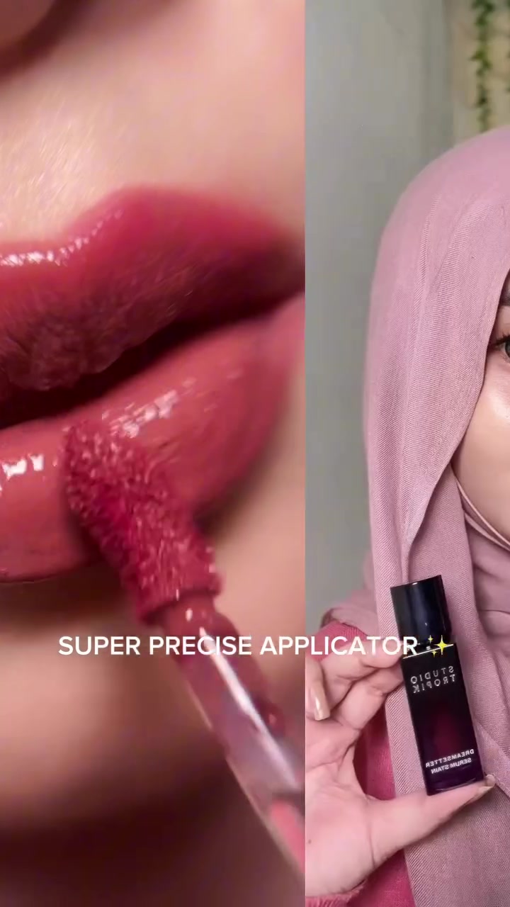 Tampilan berdampingan: close-up aplikator doe-foot menempel di bibir dan tangan memegang botol Studio Tropik Dreamsetter Serum Stain