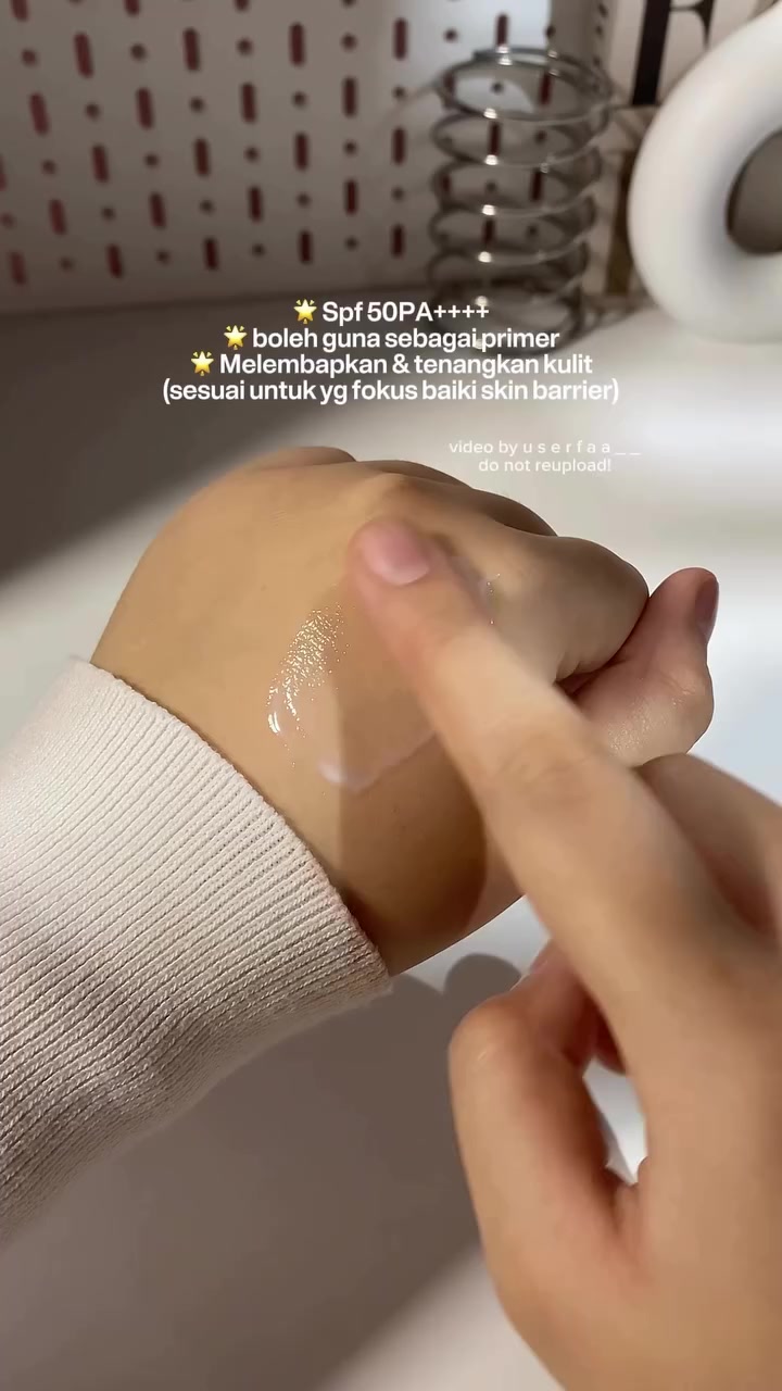 Swatch sunscreen bertekstur gel bening sedang diratakan di punggung tangan, menunjukkan tekstur ringan yang cepat menyerap