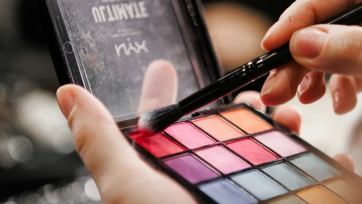 Kesalahan Aplikasi Bedak yang Bikin Makeup Cepat Luntur