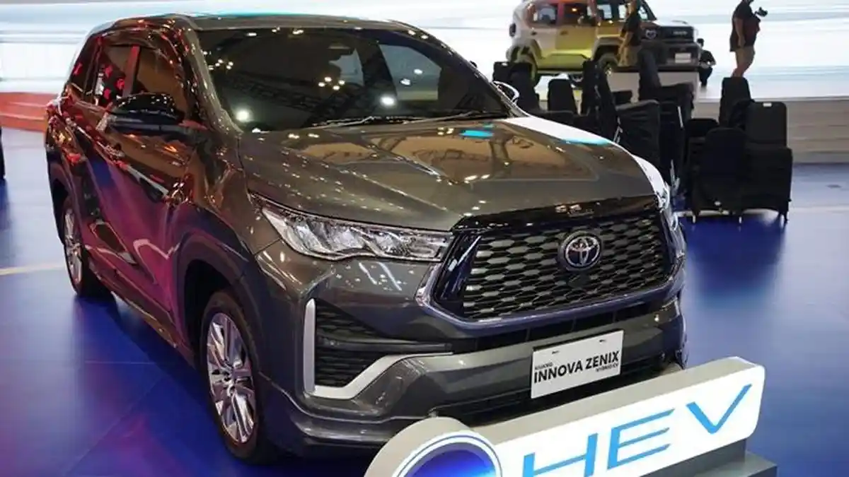 Innova Zenix Hybrid vs Innova Reborn: Mana MPV Toyota Terbaik untuk Keluarga?