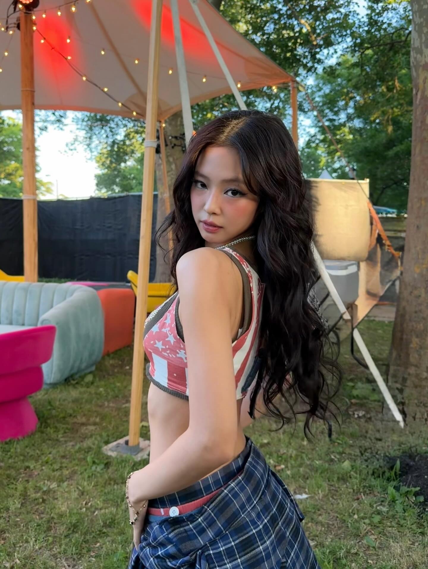 Jennie Kejutkan Penggemar di Panggung The Weeknd