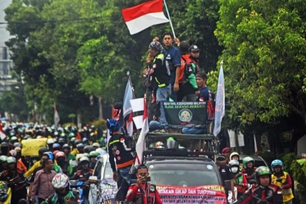 Perpres Ojek Online: Tarif, Pajak, dan Status Transportasi Umum