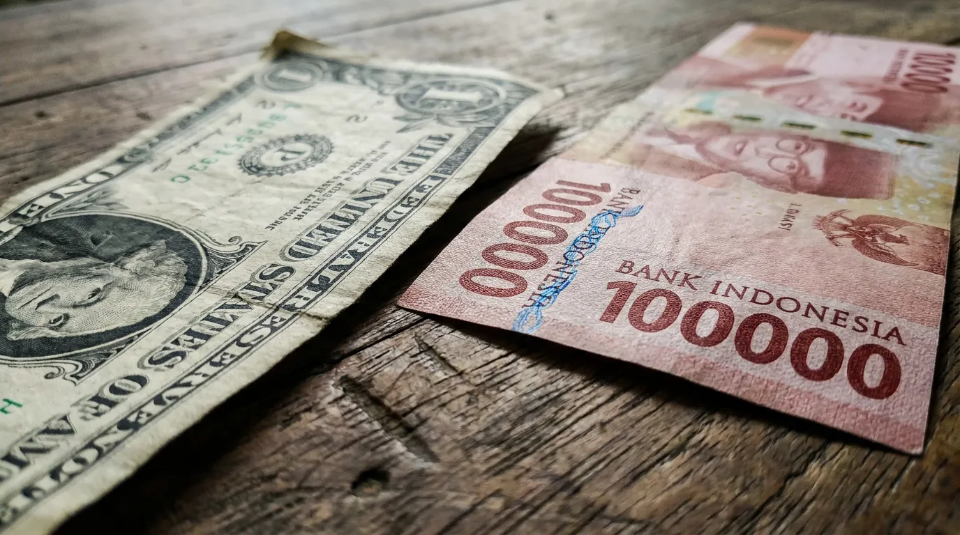 Rupiah Melemah ke Rp18.000 per Dolar: Dompet Kian Tertekan