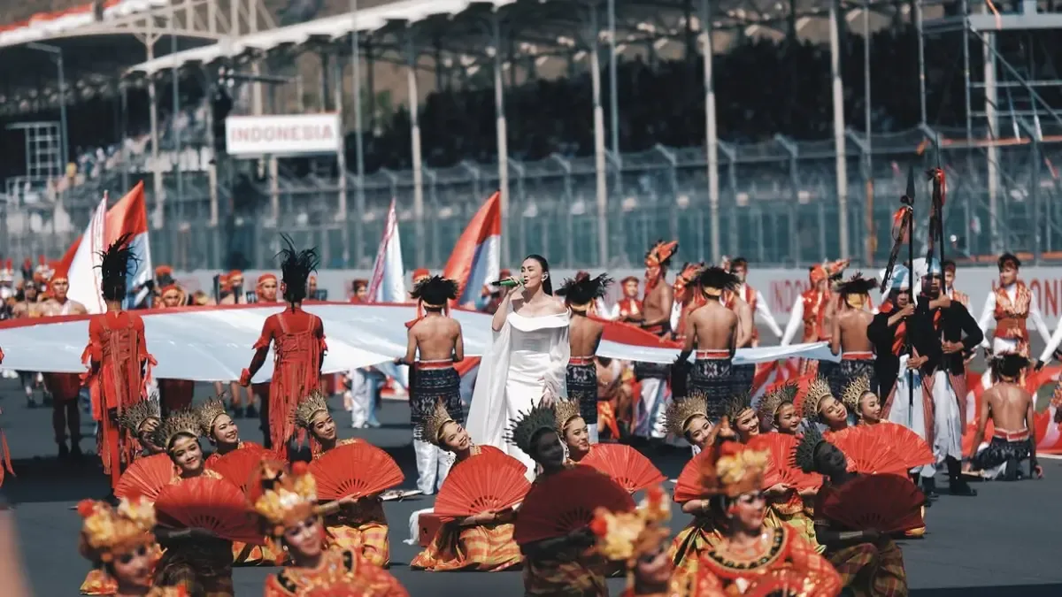 Agnez Mo Memukau Pembukaan MotoGP dengan Lagu Nasional dan Tradisional
