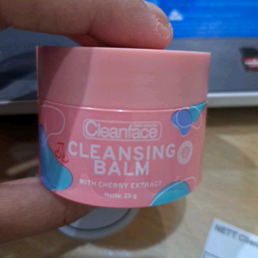 Jar Clean Face Cleansing Balm warna merah muda ukuran 25 gram dipegang dengan dua jari