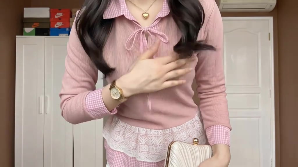 Detail torso knit top merah muda berkerah pita dengan peplum lace dan tas tangan putih