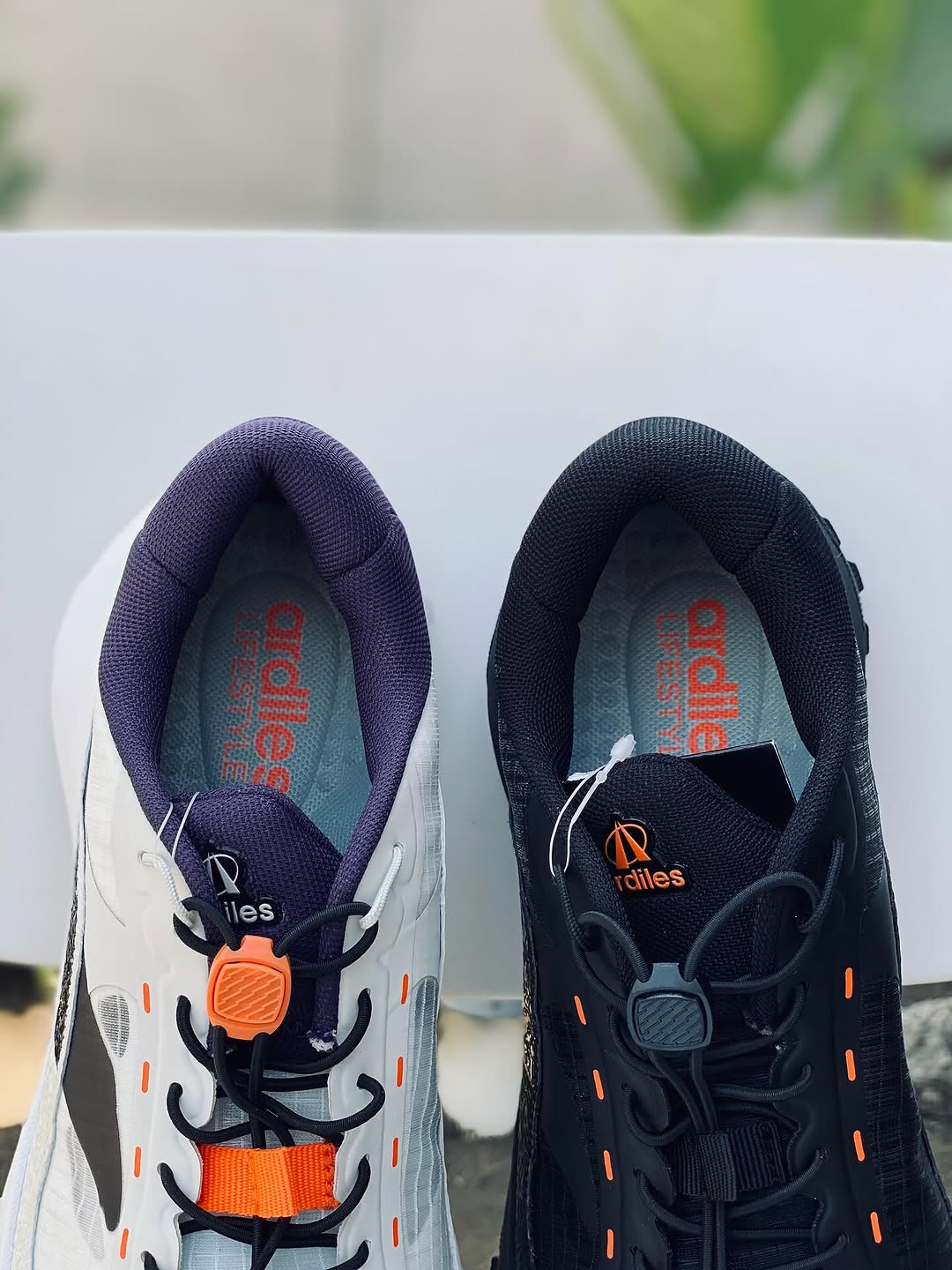 Tampak atas dua Ardiles ATF Jasper warna putih dan hitam dengan sistem quick-lace
