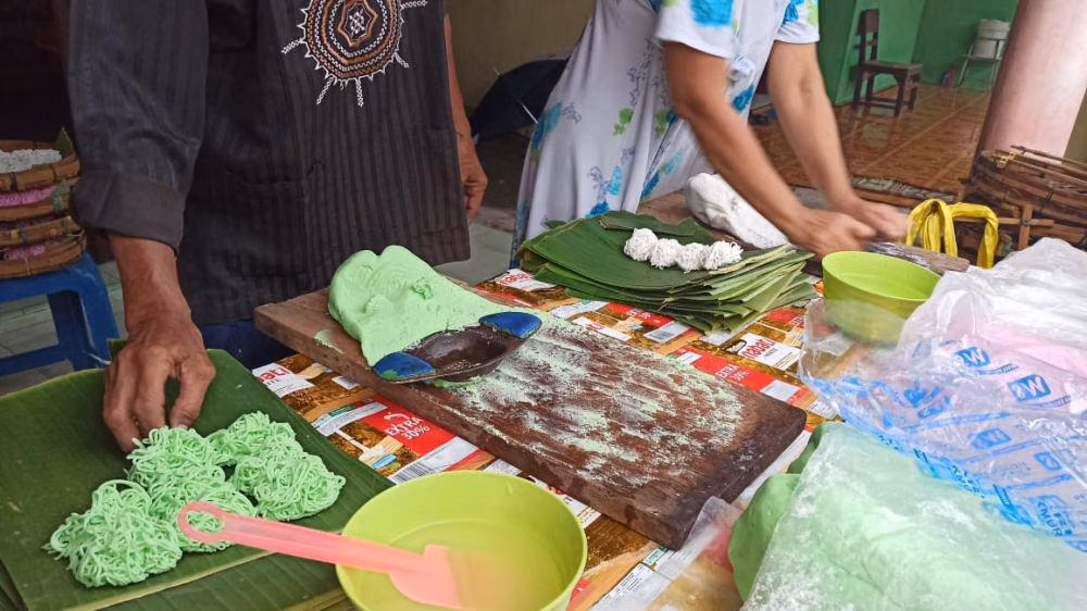 Dari Bongko Kopyor hingga Semar Mendem: Jajanan Tradisional Daerah dengan Nama Unik