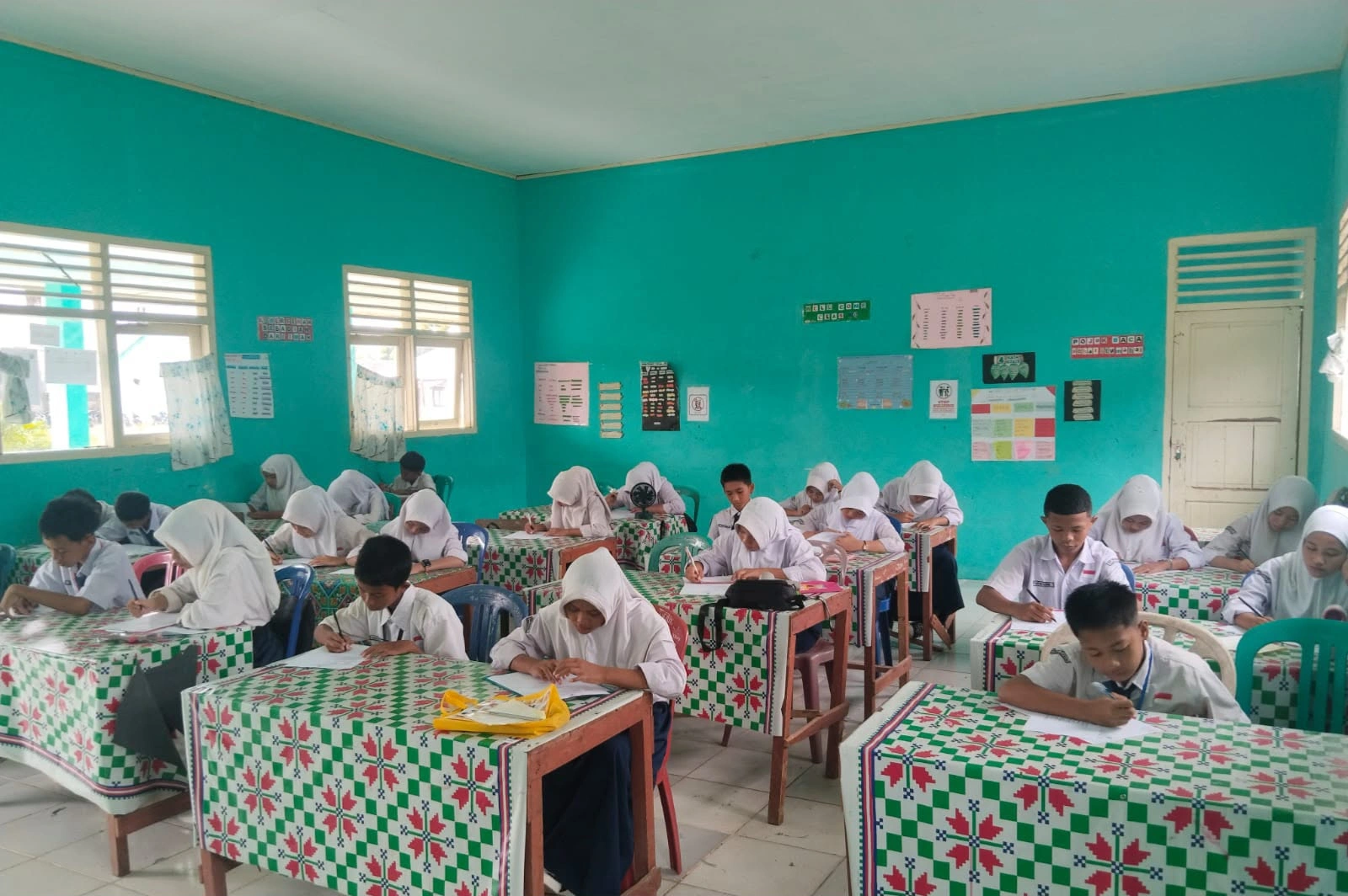 15.000 Siswa Pecahkan Rekor MURI Menulis Cerpen: Bukti Gerakan Literasi Lokal Bisa Mengubah Sekolah