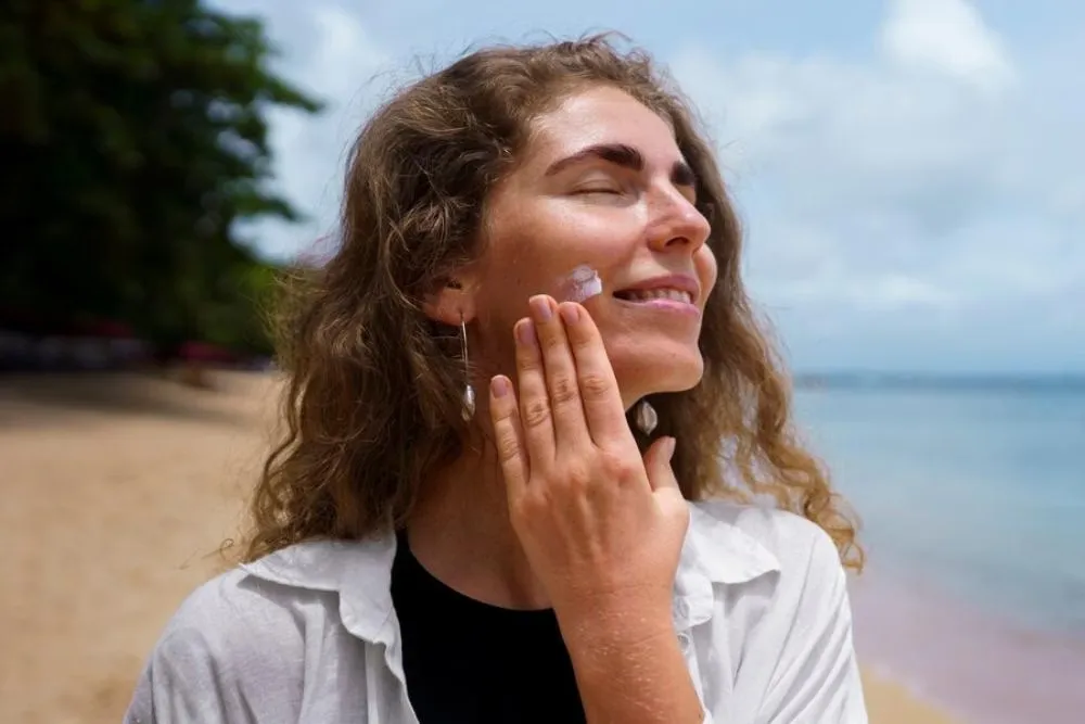Moisturizer atau Sunscreen Dulu? Ini Urutan yang Benar