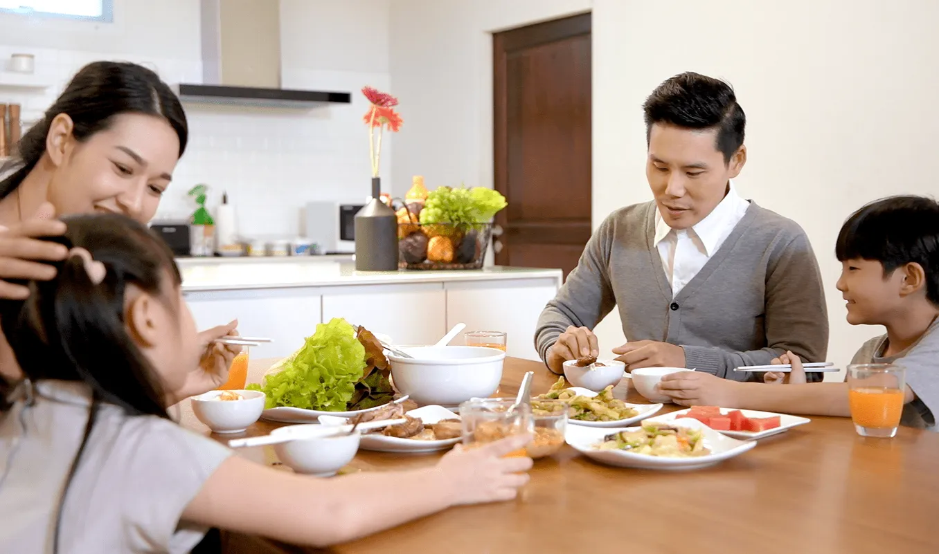 Makan Bersama Keluarga: Bahan Bakar Otak dan Emosi Anak
