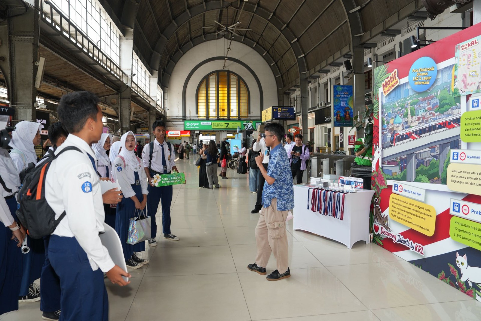 Satu Jalur, Sejuta Cerita: Kompetisi Seni KRL yang Menghidupkan Perjalanan Commuter