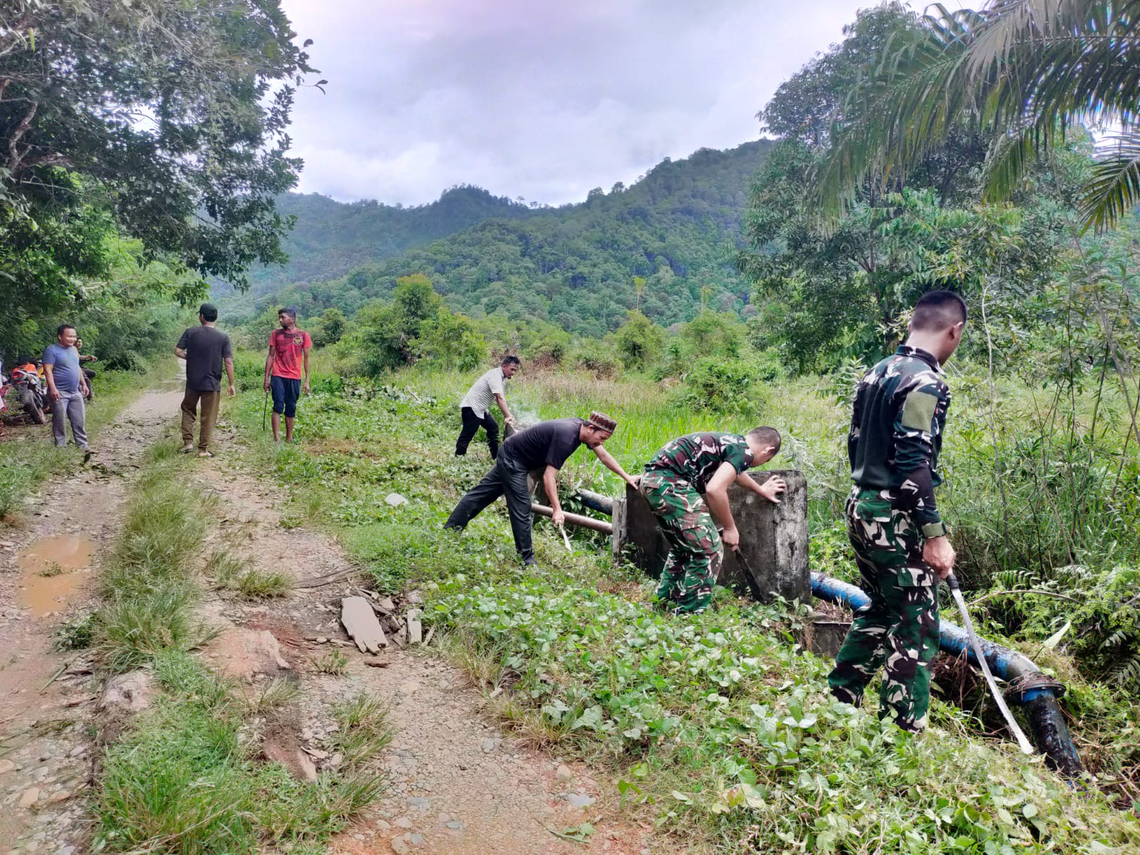 TNI dan Warga Bangun Jembatan Beton: Akses Ekonomi Desa Terbuka