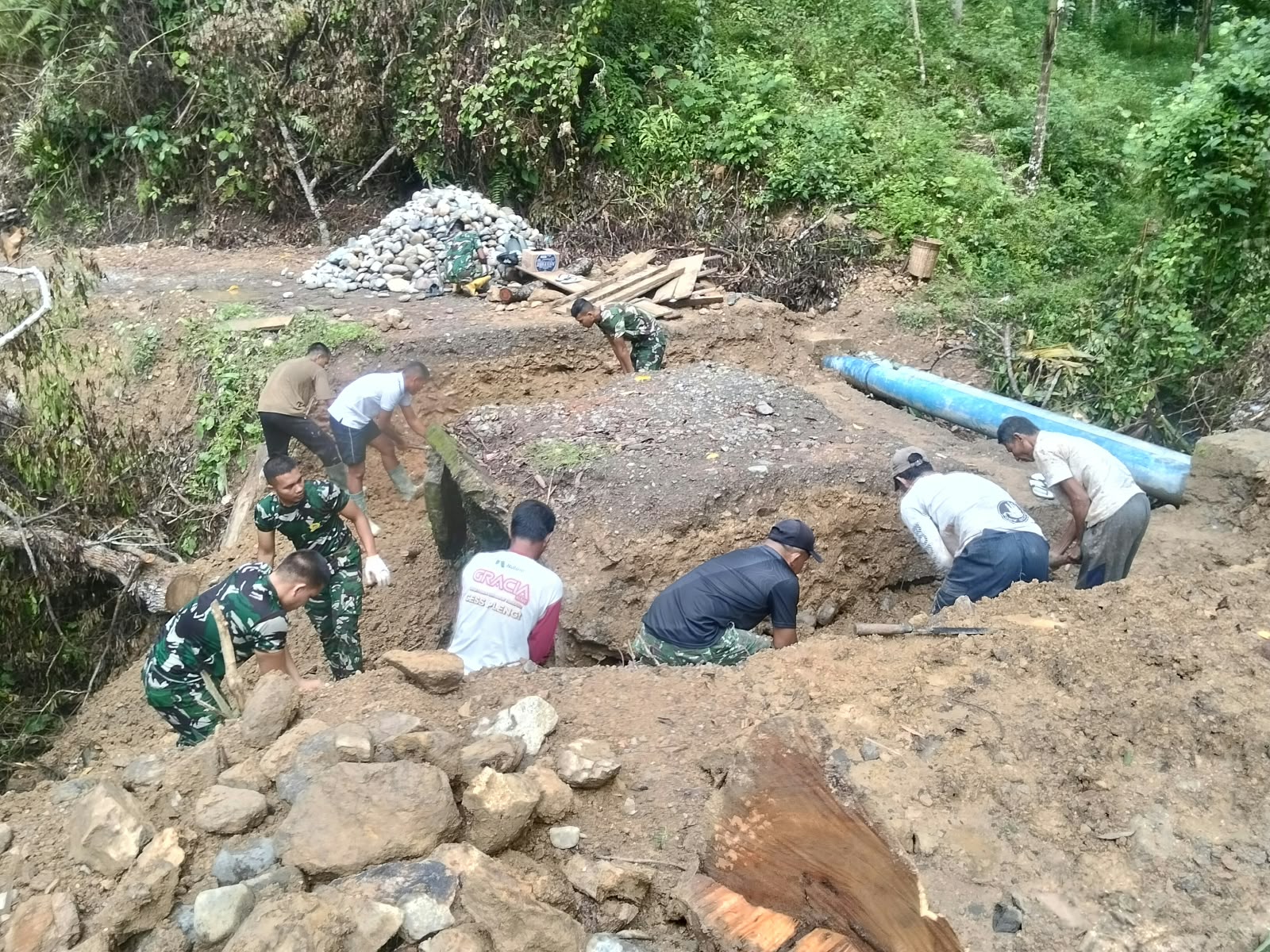 TNI dan Warga Bangun Jembatan Beton: Akses Ekonomi Desa Terbuka