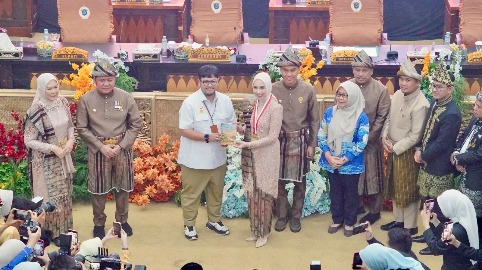 15.000 Siswa Pecahkan Rekor MURI Menulis Cerpen: Bukti Gerakan Literasi Lokal Bisa Mengubah Sekolah