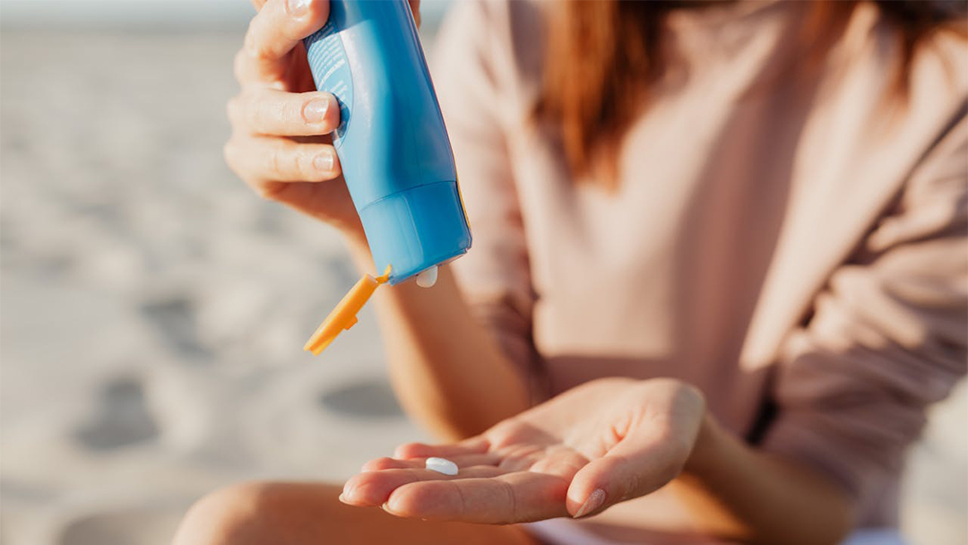 Memilih Sunscreen Tepat untuk Kulit Berminyak: Gel, Milk, atau Essence?