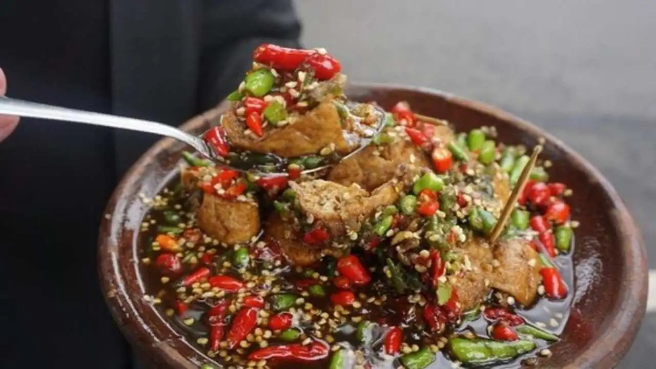 Tahu Gejrot dan Sambal Tahu: Bukti Tahu Tradisional Tak Tergeser Zaman